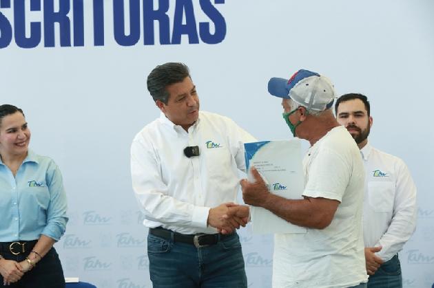 Otorga Gobernador Francisco García Cabeza de Vaca escrituras en el sur de Tamaulipas.
